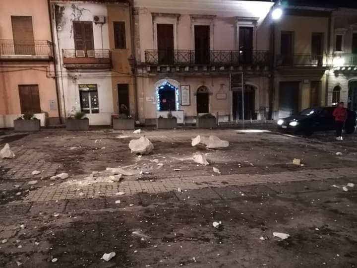 Sisma, crolli e danni nel Catanese: ci sarebbero anche feriti, un uomo salvato dalle macerie