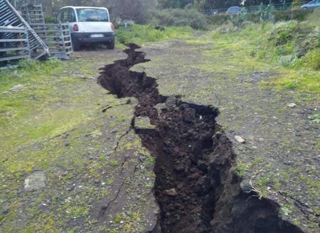 Etna, tra eruzione e terremoti: VIDEO della polizia immortalano la devastazione provocata dal sisma
