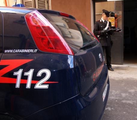Carabinieri aprono l’armadio, più di un chilo di cocaina e un “libro mastro”: tre arresti