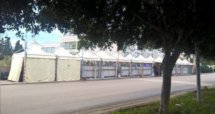 Gazebi abusivi nei pressi dell’Università: studenti costretti a camminare in strada. Scattano i sequestri