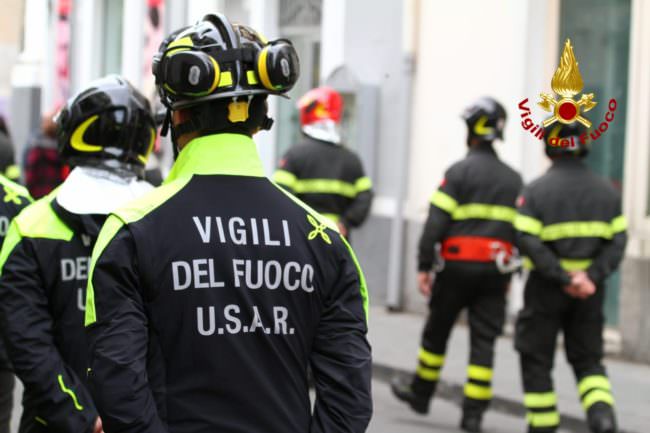 Paura in via Gioeni: crolla il solaio di una casa, calcinacci finiscono sopra il letto