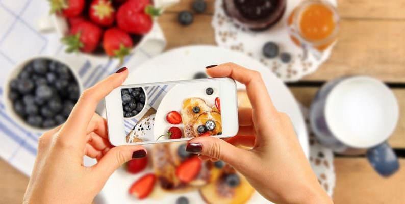 “Non mangiare, prima una foto”: l’ossessione di apparire con il cibo sui social