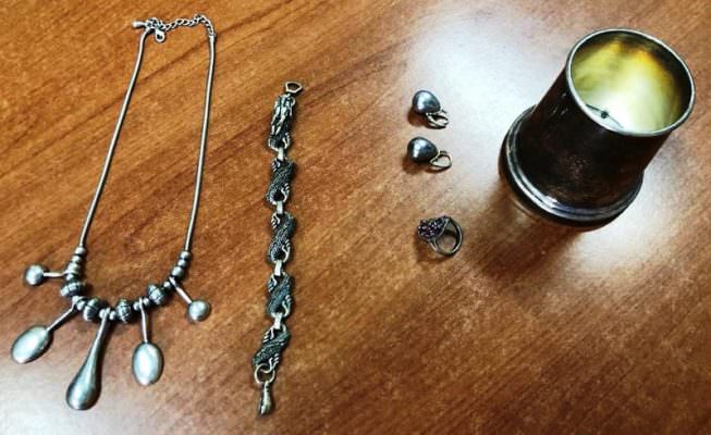 Oggetti in argento addosso, pregiudicato bloccato nei pressi di una gioielleria di via Garibaldi
