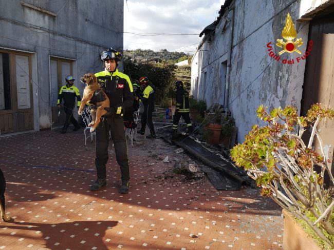 Terremoto a Zafferana, crolla solaio: cuccioli di cane sepolti sotto le macerie – VIDEO e FOTO