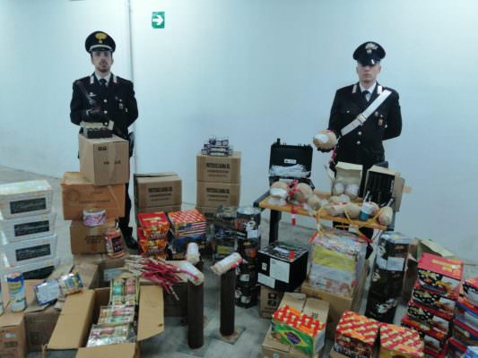 Aumento dei controlli in occasione di Capodanno: scoperto “deposito di fuochi d’artificio”. Arrestato 42enne