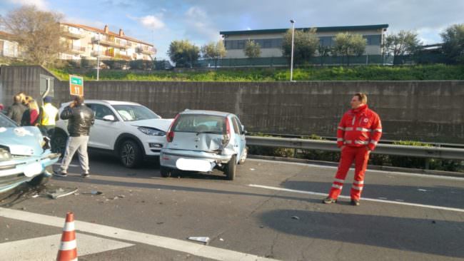 Grave incidente sulla tangenziale di Catania: scontro tra 3 auto, tra i feriti bimba di 6 anni – FOTO