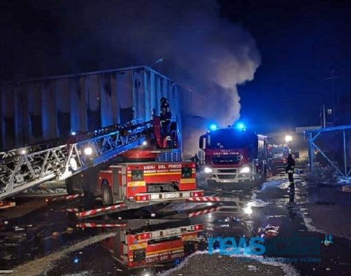 Via Montepalma, rogo in un capannone sotto sequestro: indagano i vigili del fuoco