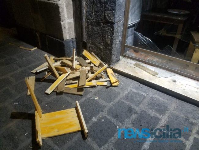 Notte di terrore in via Vittorio Emanuele, auto travolge 4 persone e finisce contro un locale: poi, la fuga – FOTO