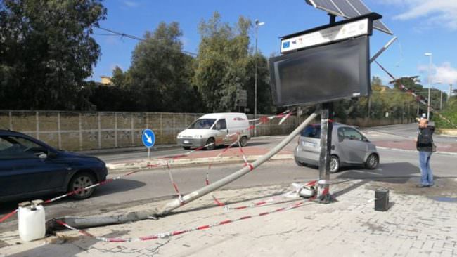 Schianto mortale contro un palo della luce nel Catanese: morto 52enne