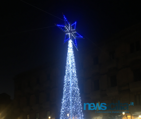 Catania, acceso l’albero di Natale di piazza Stesicoro: il centro si illumina grazie al dono dei commercianti della zona