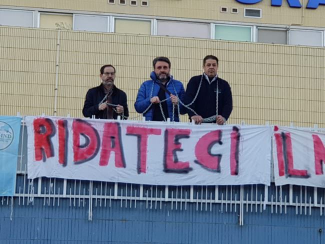Mancanza di igiene e di personale: infermieri incatenati e in sciopero della fame – FOTO