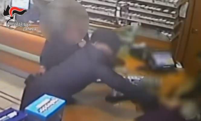 Colpi di pistola e aggressioni: il VIDEO delle rapine