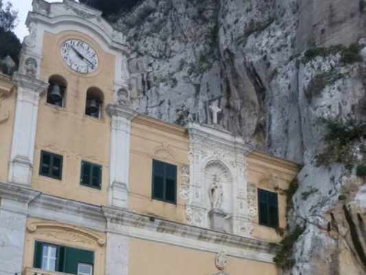 Ruba soldi delle offerte al santuario di Santa Rosalia, il prete: “Ti informiamo che le telecamere ti hanno visto bene”