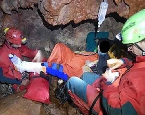 Cade in una grotta e si frattura la gamba, speleologa salva dopo 12 ore: “Ho avuto paura”