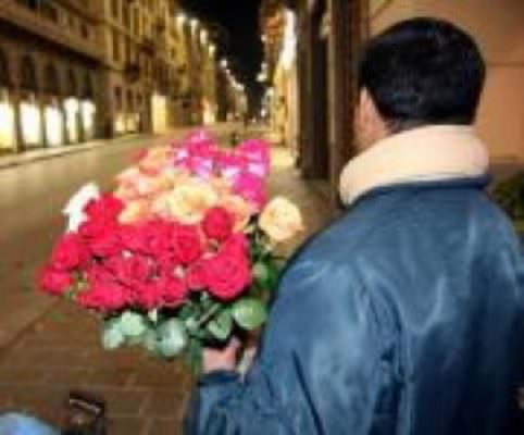 Notte da incubo, venditore rose aggredito da branco minorenni: forse un gioco