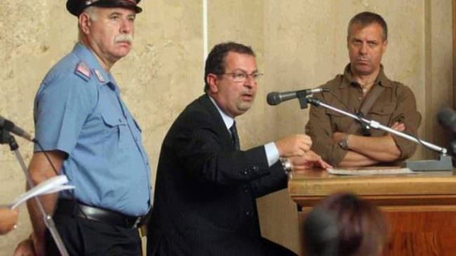 Aveva denunciato e riconosciuto i suoi estorsori mafiosi “Mi è stata tolta la scorta, festeggiamo la sconfitta della mafia”