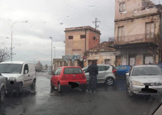 Scontro tra due auto nel Catanese: traffico in tilt
