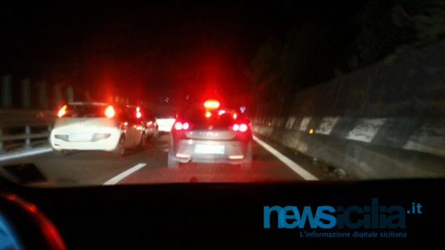 Incidente sulla Superstrada 121 Catania-Paternò: traffico in tilt e ambulanze sul posto