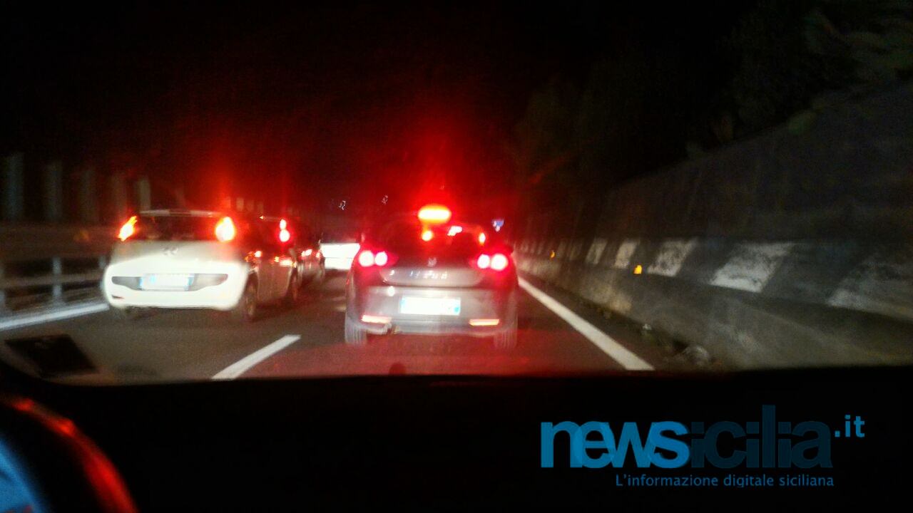 Incidente sulla Superstrada 121 Catania-Paternò: traffico in tilt e ambulanze sul posto