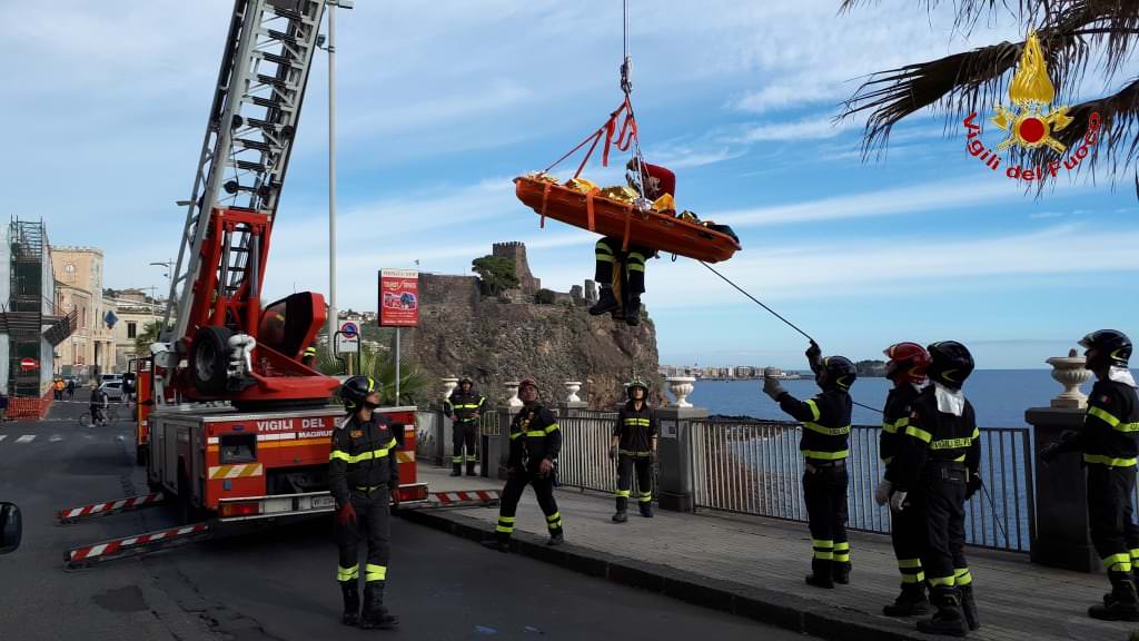 Tragedia di Aci Castello: chiavi inserite, richiesta di analisi cliniche, un farmaco e un libro all’interno dell’auto