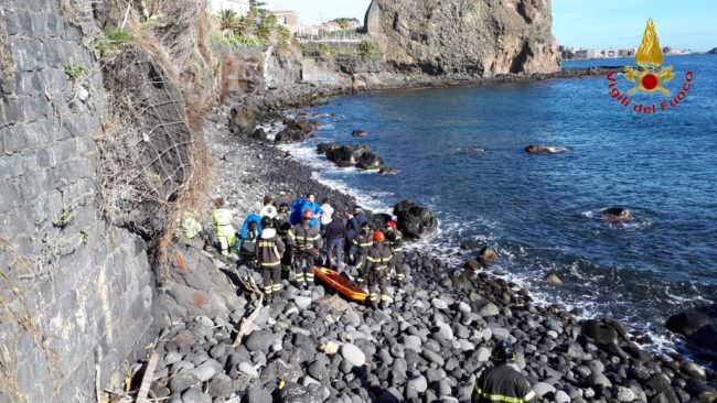 Cadavere ad Aci Castello, ipotesi suicidio: FOTO e VIDEO del recupero del corpo