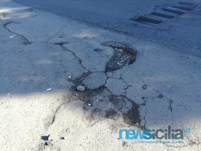 Catania crolla sotto i piedi dei cittadini: sempre più strade rovinate da buche, fratture e avvallamenti