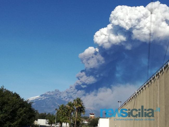 Etna, l’altra faccia dello spettacolo: la cenere vulcanica è una sventura per il Catanese