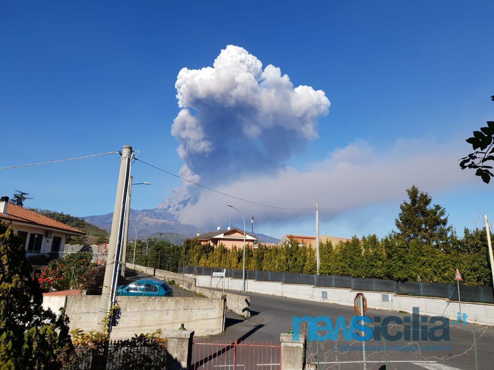 Scosse, fuoco e cenere, il Natale movimentato della provincia di Catania: le immagini dell’eruzione sull’Etna – FOTO e VIDEO