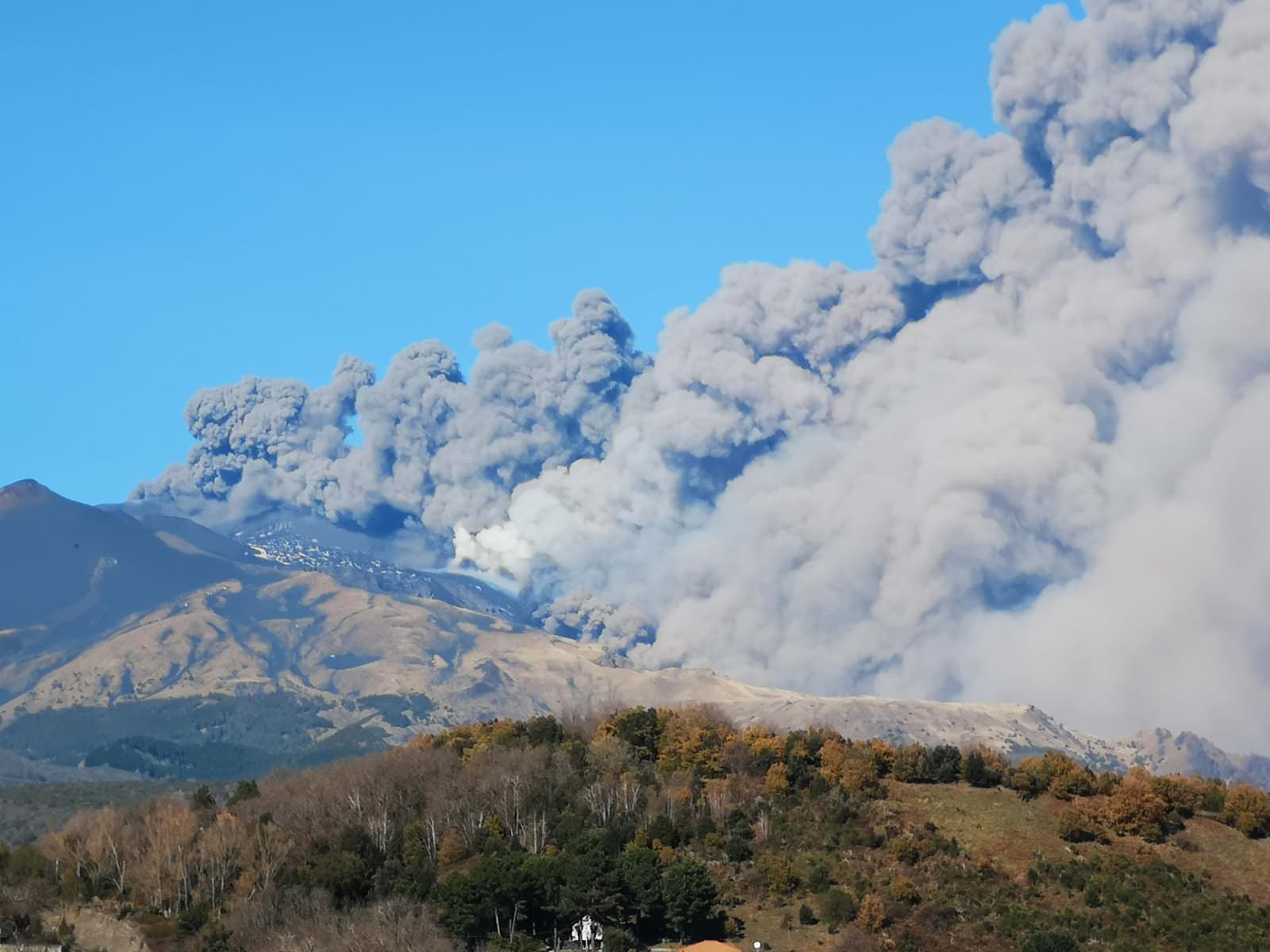 Etna, emissione lava effusiva. Sopralluogo tecnici Ingv: “Fuoriuscita ferma a 2.400 metri”