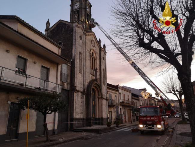 Zafferana, controlli dei vigili del fuoco in una chiesa di Pisano: messe in sicurezza le parti pericolanti