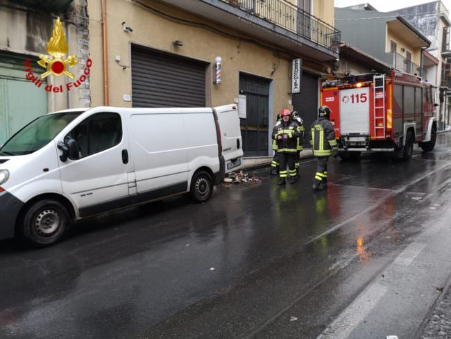 Fleri, vigili del fuoco recuperano una sedia in una sala da barba – FOTO e VIDEO