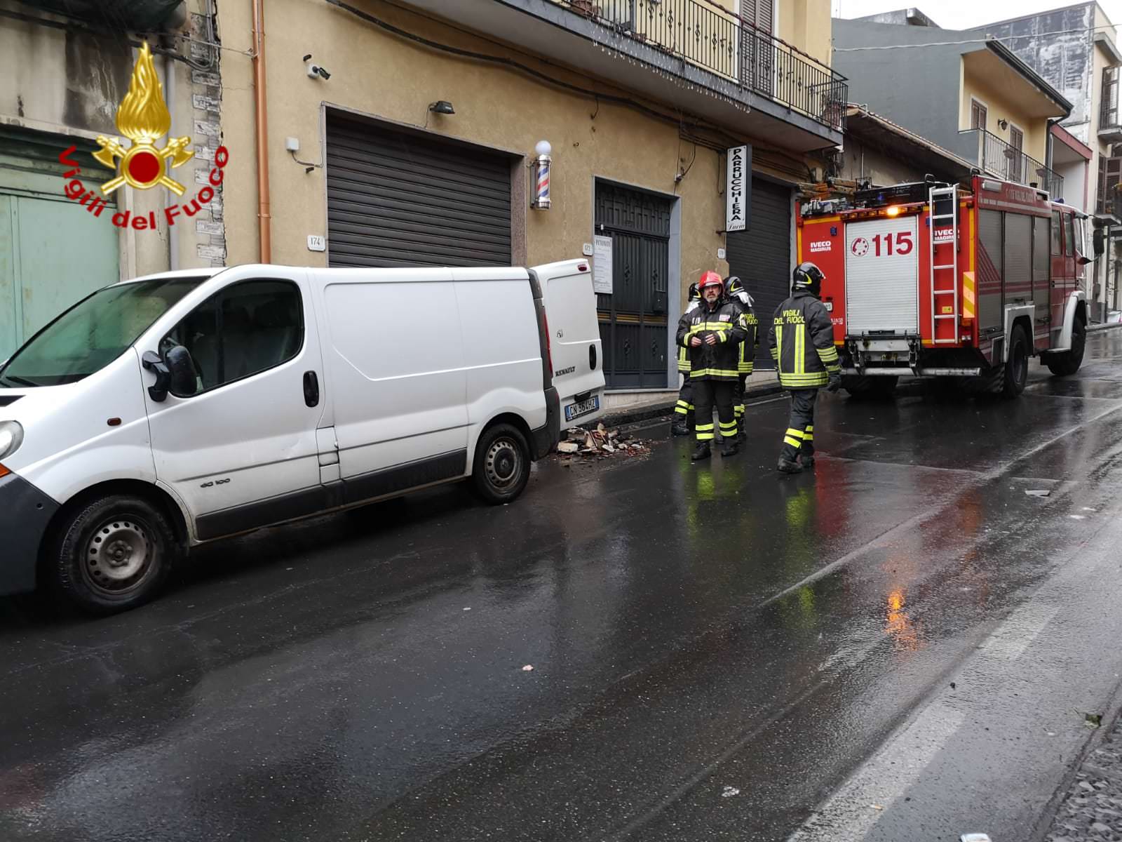 Fleri, vigili del fuoco recuperano una sedia in una sala da barba – FOTO e VIDEO