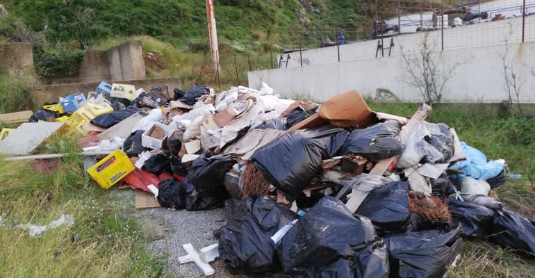 Rifiuti urbani e speciali vicino a depuratore comunale: scoperta discarica abusiva Rifiuti urbani e speciali vicino a depuratore comunale: scoperta discarica abusiva