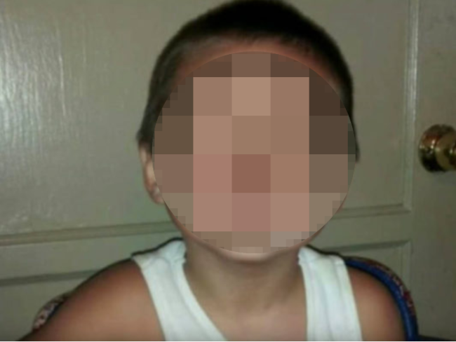 Torturato dalla madre fino alla morte perché gay: rivelati dettagli agghiaccianti dell’uccisione di un bimbo di 10 anni