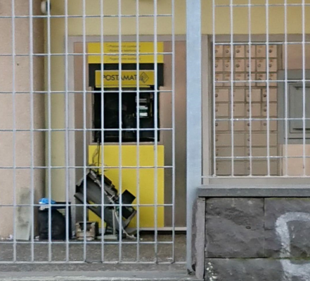 Tentano di scardinare il bancomat delle Poste di Pedara ma la rapina fallisce: indagano i carabinieri