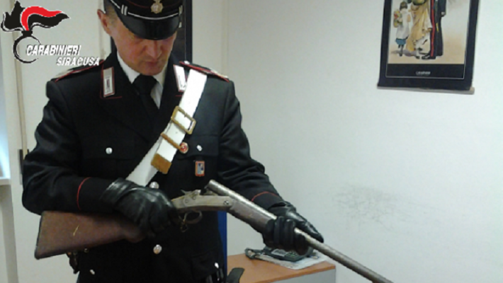 Fucile e 200 cartucce in casa: in manette 53enne
