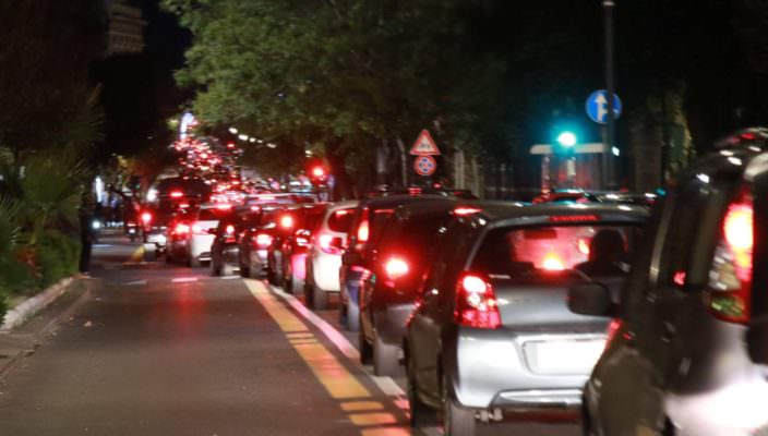 Traffico intenso in tutta la città: la corsa ai regali last minute paralizza Catania