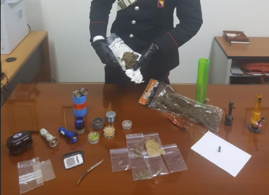 Spaccio, cane dei cinofili fiuta marijuana e hashish in una abitazione: arrestato 27enne