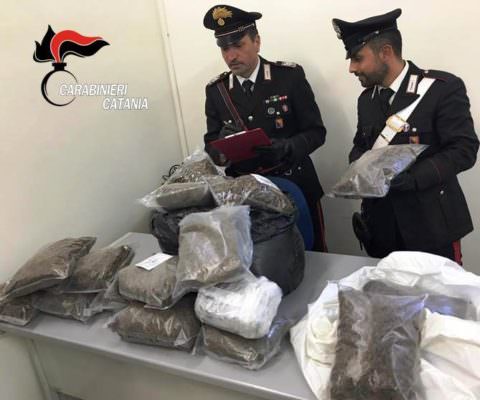 Maxi blitz dei carabinieri a Villaggio Dusmet: scoperta Volkswagen Golf con dentro 60 chili di marijuana