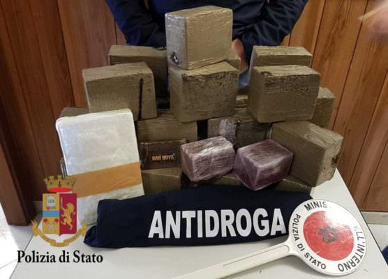 Corriere della droga: coca e hashish a chili al casello
