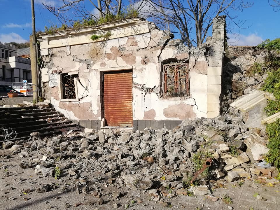 Sisma in provincia di Catania, si apre frattura in strada: evacuate dieci famiglie ad Aci Platani Sisma in provincia di Catania, si apre frattura in strada: evacuate dieci famiglie ad Aci Platani