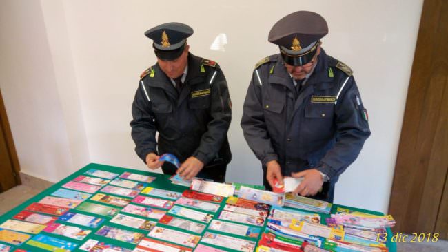 Frozen e Iron Man fasulli “spacciati” nel Catanese: finanzieri sequestrano migliaia di biglietti di auguri contraffatti
