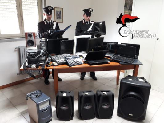 Rubavano pc e attrezzatura elettronica nelle scuole: scattano cinque denunce