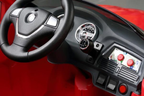 Padre ubriaco, figlia disabile messa in strada su auto giocattolo: si schianta contro un garage Padre ubriaco, figlia disabile messa in strada su auto giocattolo: si schianta contro un garage