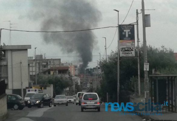 Paura in via Palermo: incendio in corso, densa nube di fumo si alza in cielo