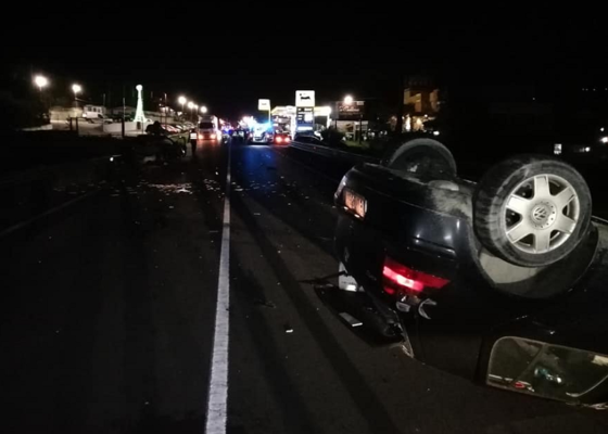 Scontro tra due auto sulla SS 121: 2 feriti e traffico deviato