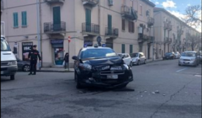 Incidente in via Trieste, coinvolti e feriti 2 carabinieri e una donna