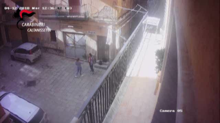 Sangue in piazza Umberto I, 17enne accoltella rivale in amore: arrestata dai carabinieri – VIDEO e FOTO