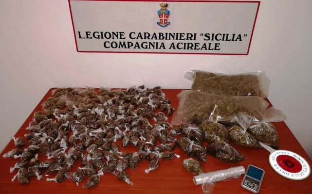 Vende droga davanti alla bambina di 7 anni: casa sede dello spaccio Vende droga davanti alla bambina di 7 anni: casa sede dello spaccio