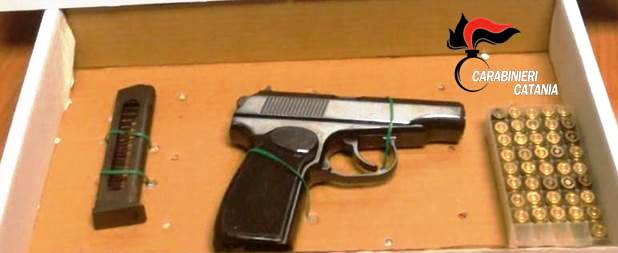 Catania, “Lupi” in azione a Librino: trovate munizioni e pistola nascoste tra i contatori della luce